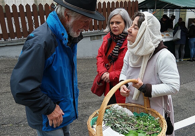 Die «Kräuterhexe» auf Werbetour.FotOs: E. Gysin
