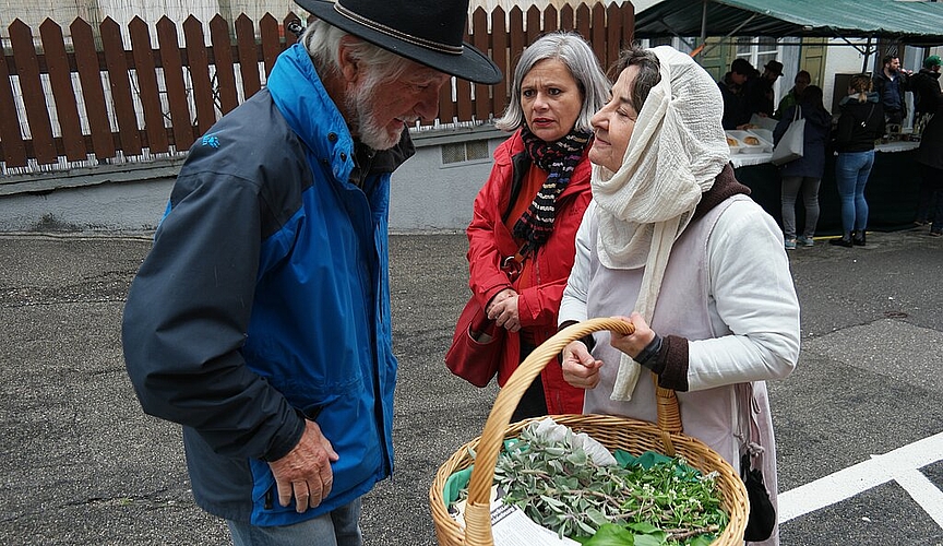 Die «Kräuterhexe» auf Werbetour.FotOs: E. Gysin
