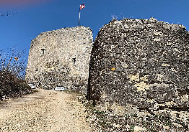 Im Hintergrund die mächtige Schildmauer der Farnsburg. Im Vordergrund das Bollwerk mit bröckelndem Mauerwerk. Foto: Archäologie Baselland
