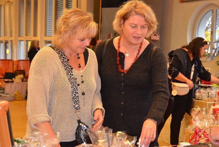Conny Zanchetta und Thesy Scacchi geniessen das Stöbern am bunten Marktstand. Conny Zanchetta und Thesy Scacchi geniessen das Stöbern am bunten Marktstand.