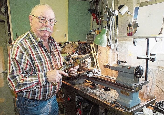 Urs Wagner in der Werkstatt. Foto: W. Wenger