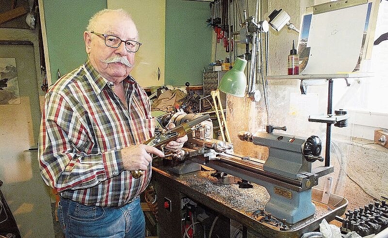 Urs Wagner in der Werkstatt. Foto: W. Wenger