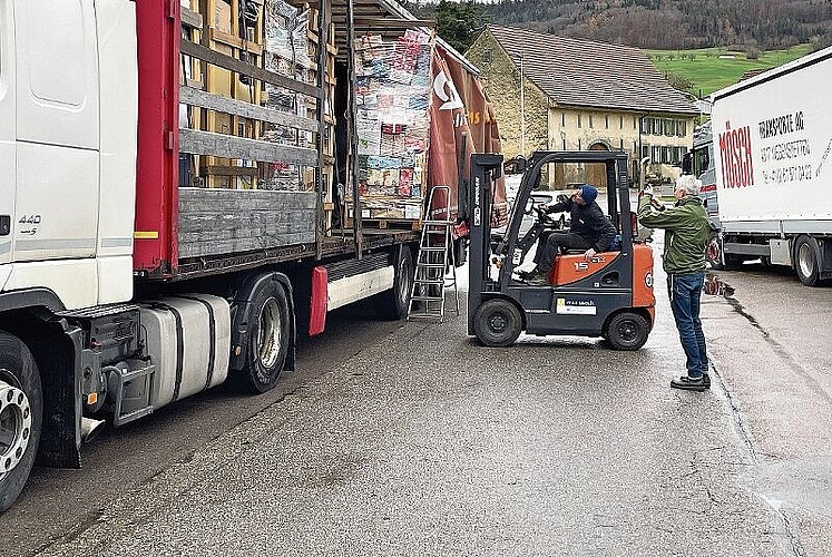 Der LKW wird in Wegenstetten beladen.