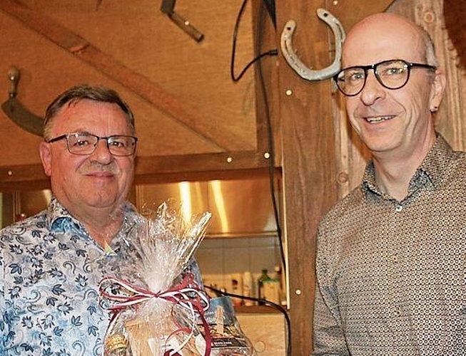 Vizepräsident Urs Bitterli dankt Bieneninspektor Marcel Strub (l.) für seinen tatkräftigen Einsatz gegen die Asiatische Hornisse.Foto: B. Bentolila