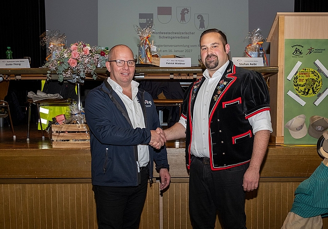 Der Verbandssitz bleibt im Kanton Solothurn. Michael Saner aus Laupersdorf, links, gratuliert seinem Nachfolger Patrick Waldner. Foto: zVg