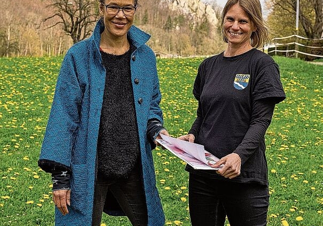 Yvonne Guldimann (l.) und Cornelia Zehntner vor dem Hausberg Rifenstein. Foto: zvg