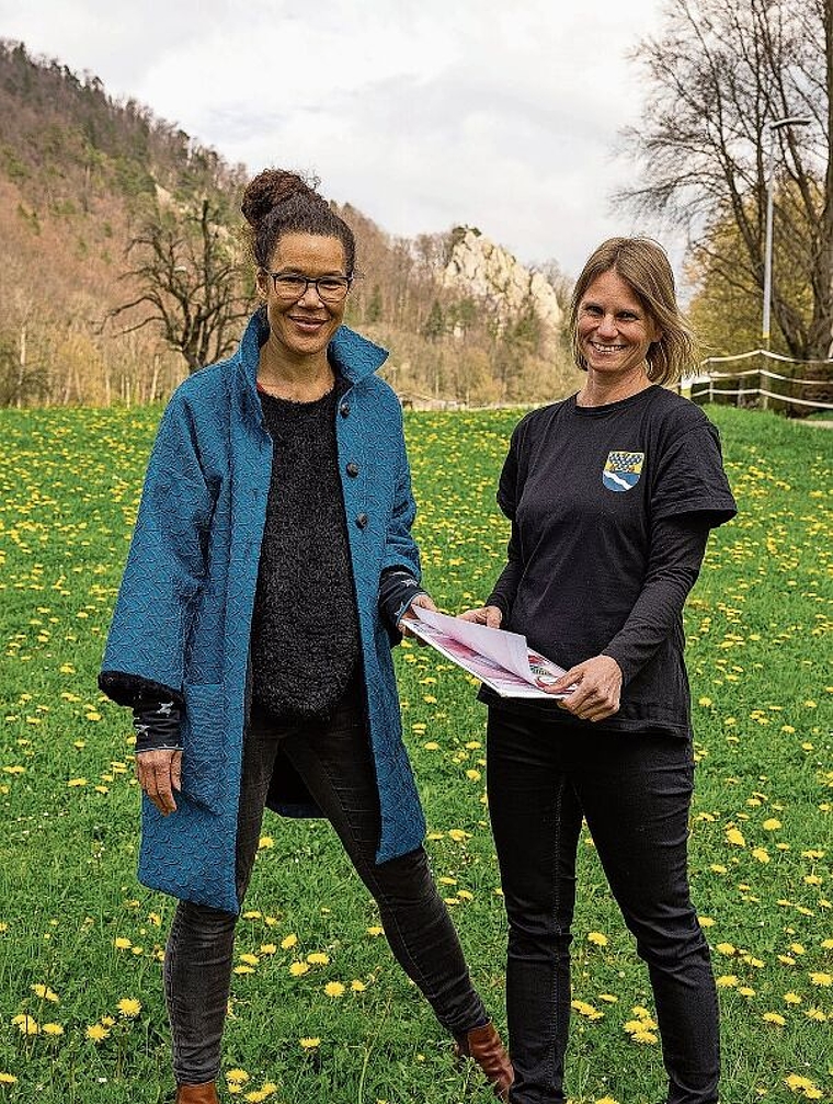 Yvonne Guldimann (l.) und Cornelia Zehntner vor dem Hausberg Rifenstein. Foto: zvg