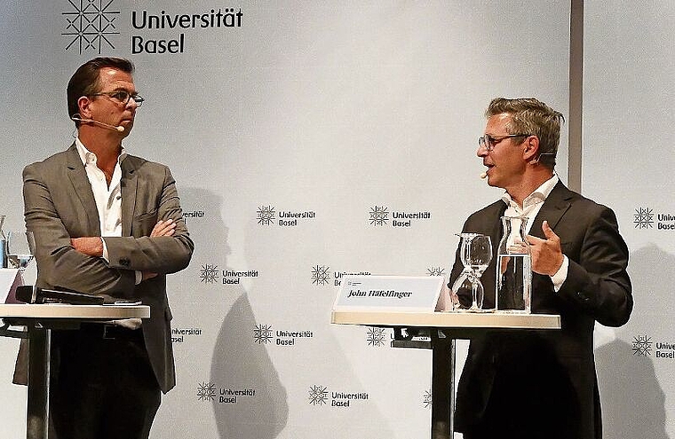 Soziologe Axel Paul (l.) und Banker John Häfelfinger erklären die Hintergründe von Bargeld und Bitcoins.Foto: B. Eglin