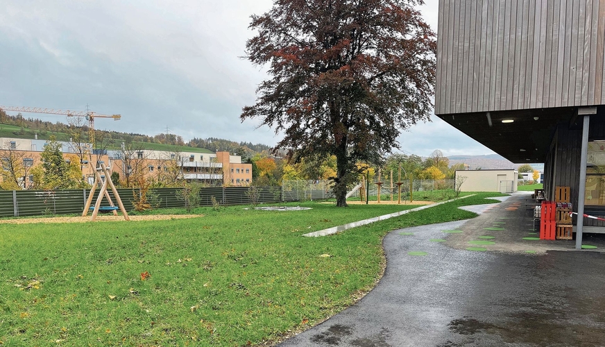Der grosszügige Aussenbereich mit einem tollen Spielplatz.  Der grosszügige Aussenbereich mit einem tollen Spielplatz.