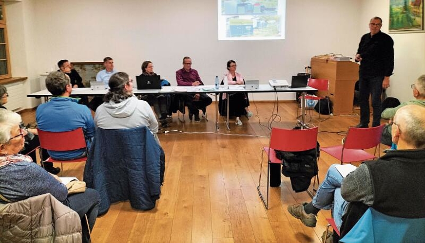 Alle Gemeinderäte (v.l.): Lukas Rickenbacher, GR, Thomas Staub, GR, Irene Salathe (Verwaltungsangestellte), Andreas Gass, GP, Monika Egger, GR und Roger Grieder, GR.