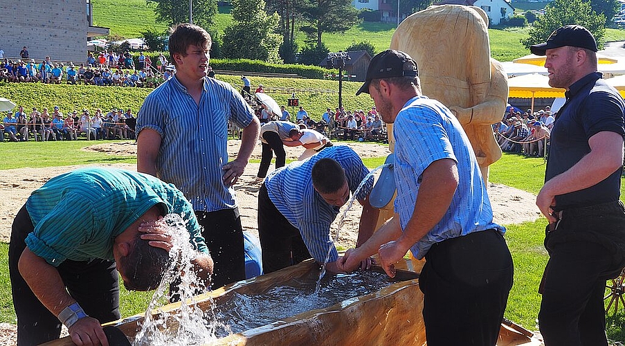 Die Abkühlung am Brunnen war für die Schwinger in der glühenden Hitze absolut notwendig.
