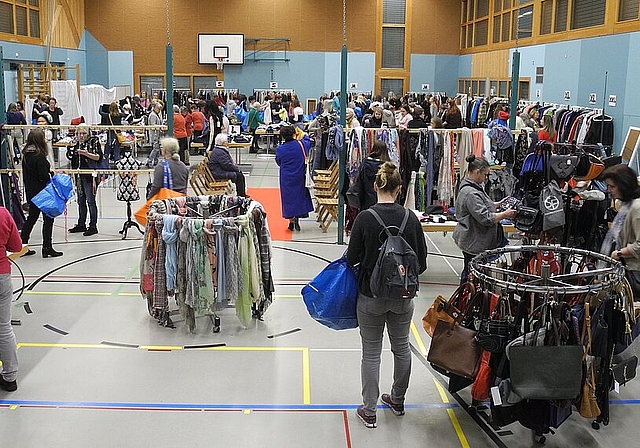 Die Mehrzweckhalle als Shopping-Mall. Fotos: J. Hug
