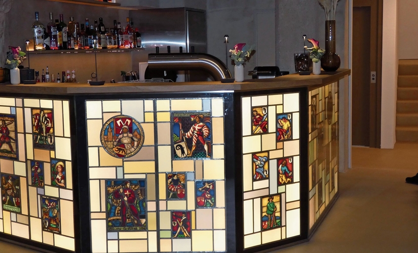 Mit Wappenscheiben verzierte Bar-Theke in der Stedtlibar. 