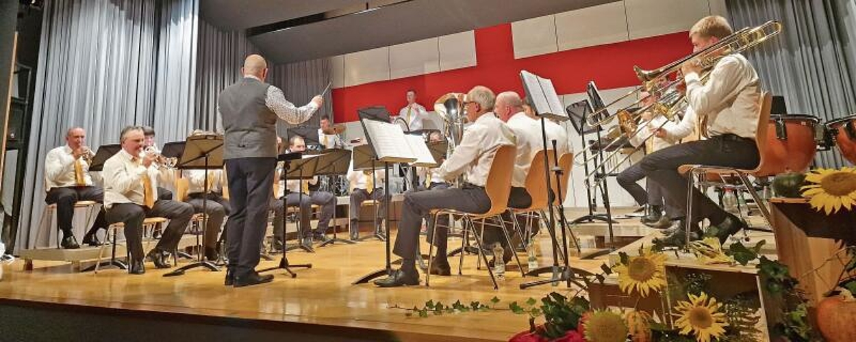 Der Musikverein Niederdorf mit ihrem Leiter Patrik Schlumpf begeisterte am «Muusigobe» mit englischer Blasmusik. Fotos: U. Roth