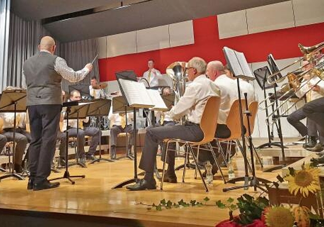 Der Musikverein Niederdorf mit ihrem Leiter Patrik Schlumpf begeisterte am «Muusigobe» mit englischer Blasmusik. Fotos: U. Roth