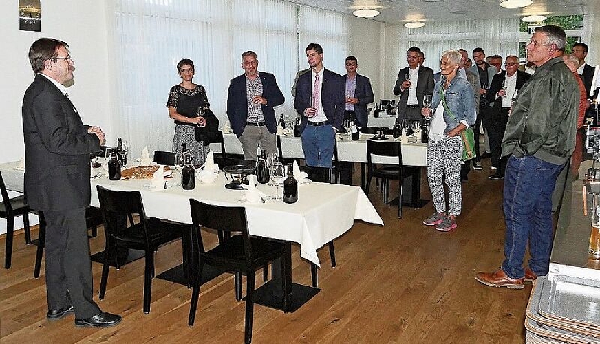Philipp Bühler begrüsst die Gäste.