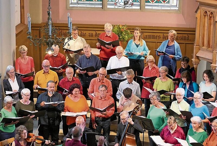 Lebensfroher, farbiger Auftritt des Konzertchors Oberbaselbiet in der Kirche St. Martin in Kilchberg. Fotos: Pier-Giuseppe Cacciatori