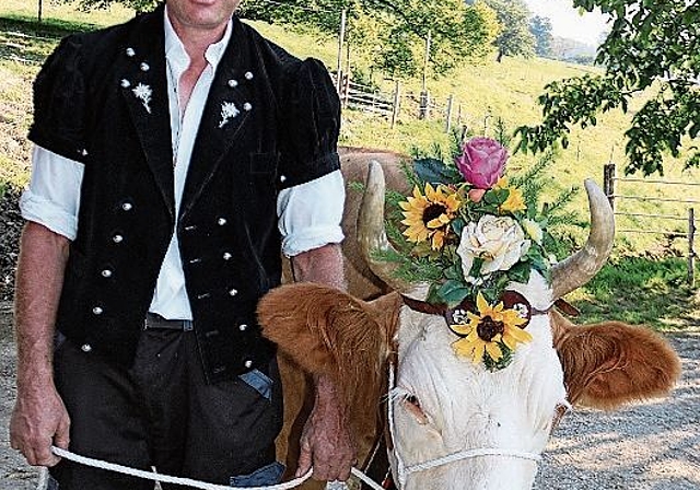 Hanspeter Schweizer mit der siebenjährigen Simmentaler Reinzucht Kuh Tempete: «Sie wird an der Viehschau am 18. September 2021 aufgefahren», sagt er.
