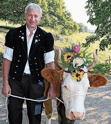Hanspeter Schweizer mit der siebenjährigen Simmentaler Reinzucht Kuh Tempete: «Sie wird an der Viehschau am 18. September 2021 aufgefahren», sagt er.
