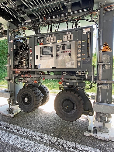 Die Brücke verfügt über sogenannte Portale, mit «Power Packs» inklusive Abstützzylindern und Fahrwerk. Die Brücke verfügt über sogenannte Portale, mit «Power Packs» inklusive Abstützzylindern und Fahrwerk.