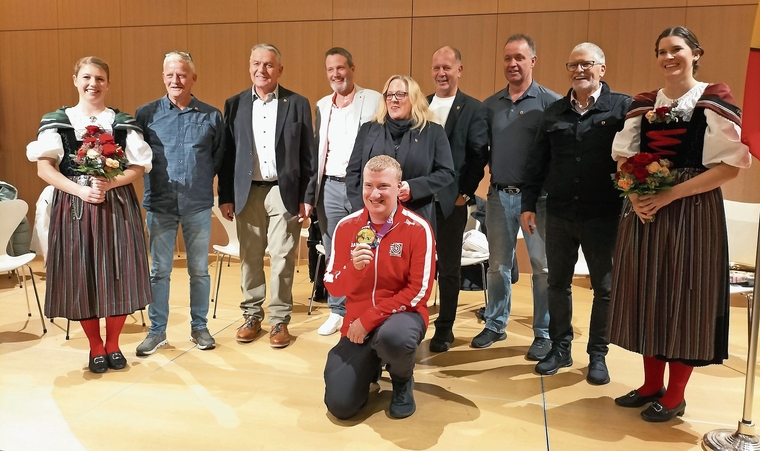 Adrian Schaub mit seiner Goldmedaille.Foto: P. Aenishänslin