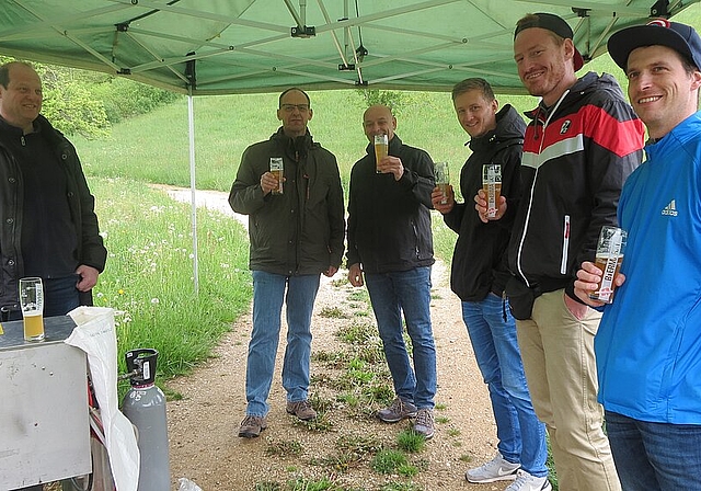 Trotz garstigem Wetter war die Stimmung bei den Bierliebhabern feucht-fröhlich. Hier beim Stand der Walliser Brauerei Bartis.Fotos: S. van Riemsdijk
