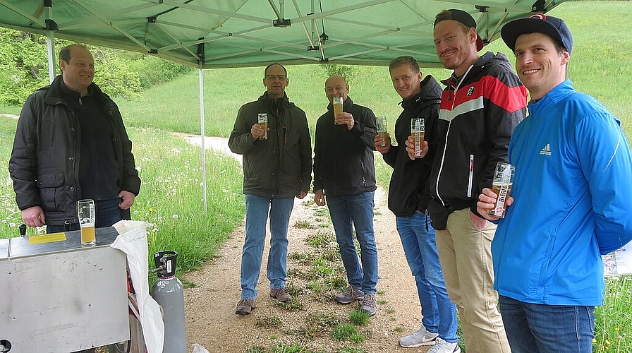 Trotz garstigem Wetter war die Stimmung bei den Bierliebhabern feucht-fröhlich. Hier beim Stand der Walliser Brauerei Bartis.Fotos: S. van Riemsdijk
