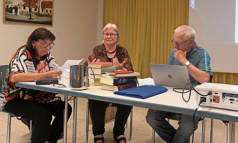 Die drei anwesenden Übersetzenden: Mirjam Wagner, Margrit Balscheit und Hansueli Müller. Foto: U. Handschin