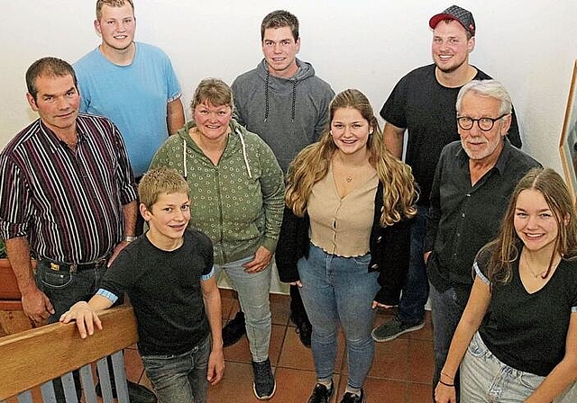 Die neu entstandene Kleinformation Bretzwil: (v.l. hinten) Jonas Walser, Matthias Amport, Christoph Gerber; (Mitte) Gottfried, Maja und Livia Amport, Ruedi Hertig; (vorne) Michael und Flurina Amport Foto: B. Bentolila