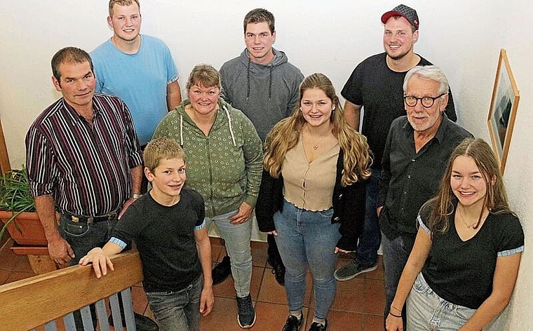 Die neu entstandene Kleinformation Bretzwil: (v.l. hinten) Jonas Walser, Matthias Amport, Christoph Gerber; (Mitte) Gottfried, Maja und Livia Amport, Ruedi Hertig; (vorne) Michael und Flurina Amport Foto: B. Bentolila