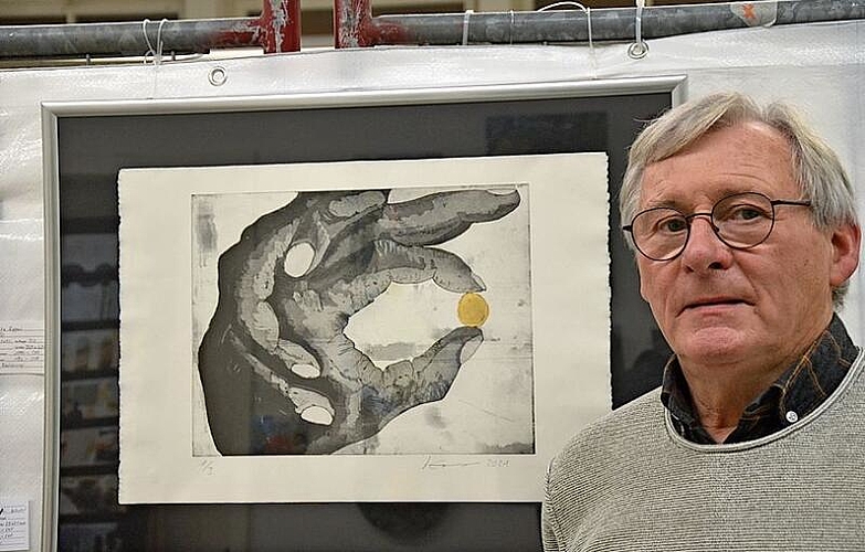 Fritz Egger präsentiert sein Kunstwerk «Hand23Karat vergoldet».