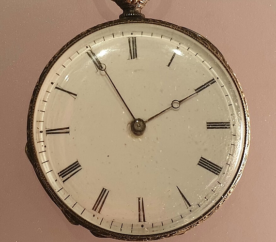 Gegen Mitte des 19. Jahrhunderts setzte die industrielle Herstellung von Taschenuhren ein. Bis sich die Armbanduhr endgültig durchsetzte, verging noch viel Zeit.

