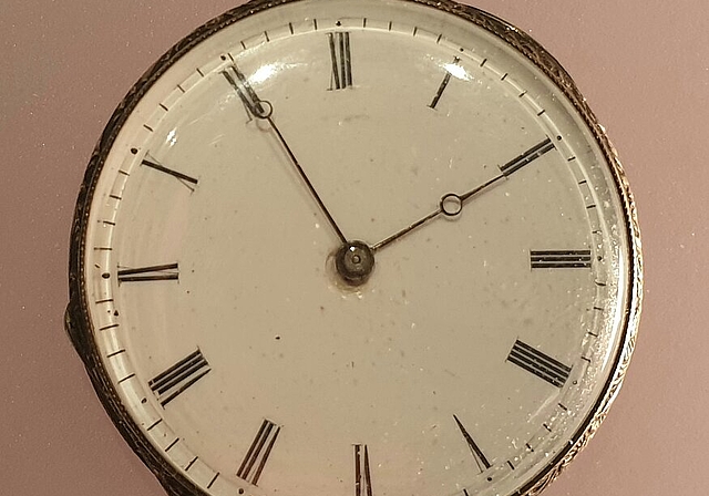 Gegen Mitte des 19. Jahrhunderts setzte die industrielle Herstellung von Taschenuhren ein. Bis sich die Armbanduhr endgültig durchsetzte, verging noch viel Zeit.
