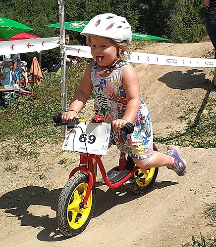 Zunge raus und los gings. Auch Annina, höchst konzentriert, meisterte den Pumptrack bravourös.
