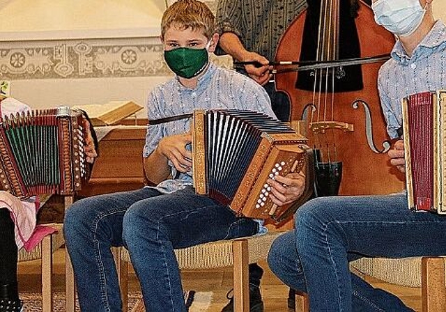 Ladina, Jan und Silvan verlegten die Schwyzerörgeli-Probe mit ihrem Vater Daniel Eschbach am Bass in die Pfarrkirche Diegten.Fotos: B. Bentolila
