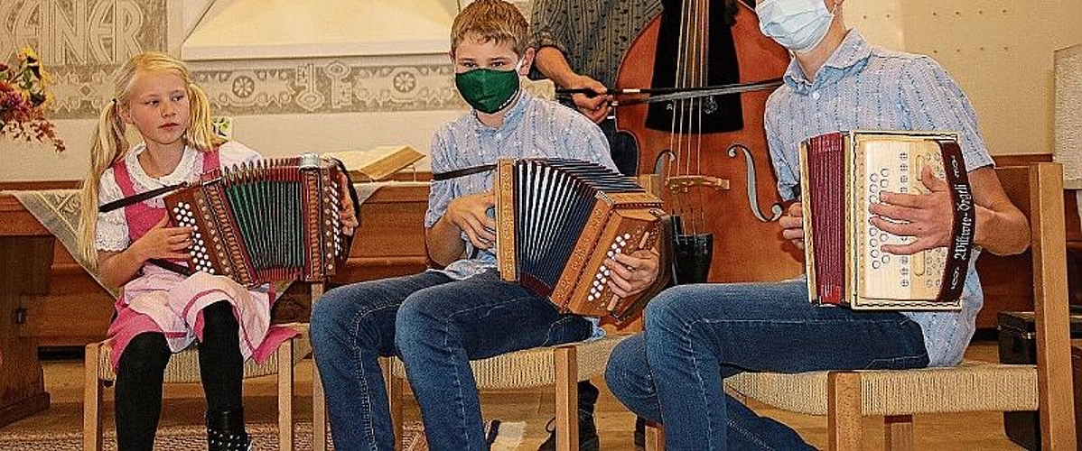 Ladina, Jan und Silvan verlegten die Schwyzerörgeli-Probe mit ihrem Vater Daniel Eschbach am Bass in die Pfarrkirche Diegten.Fotos: B. Bentolila
