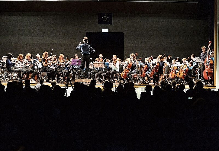 Grosse Bühne für das Orchester der Musikschule.