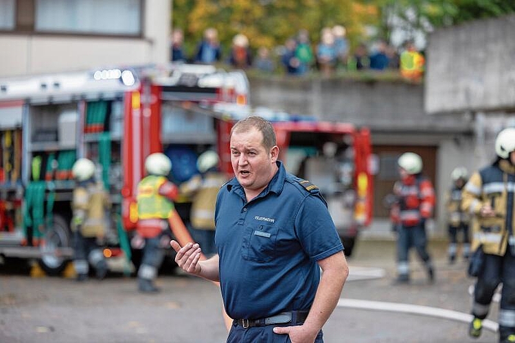 Kommandant Philipp SalathÃ© erlÃ¤utert das Vorgehen der Feuerwehr Schritt fÃ¼r Schritt.