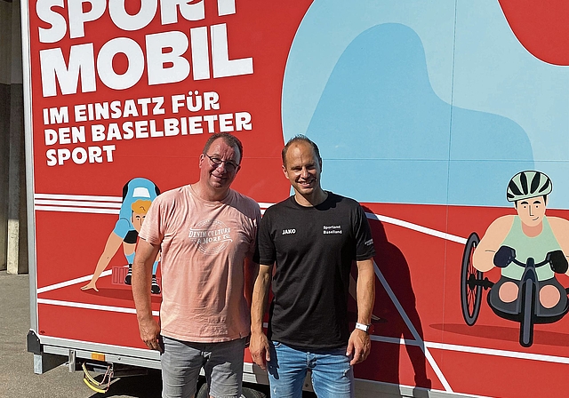Patrik Bader und Christian Saladin (v. l.) präsentieren der ObZ mit sichtlichem Stolz eines der Sportmobile des Kantons. Fotos: W. Wenger