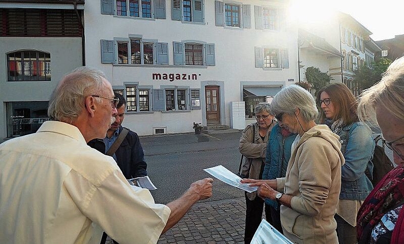 Heini Thommen, Ortssammlung, und Ortsbildpfleger Philippe Allemann (v.l.) begannen ihre Architekturführung (16. und 17.Jh.) am Dorfplatz beim «Magazin».
