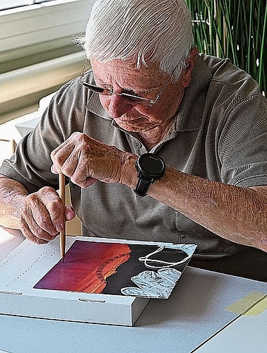 Dieter Schöllkopf von «Kultur Titterten» hilft mit bei der Zusammenstellung der Werke zu einem grossen Ganzen. Fotos: zvg