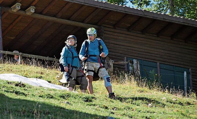 Der Pilot erteilt die letzten Anweisungen.
