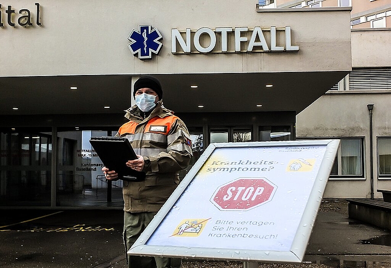 Die Zivilschutzkompanie Ergolz erhielt vom kantonalen Krisenstab den Auftrag, das Kantonsspital Liestal bei der Umsetzung des Zutritts- und Absperrkonzeptes zu unterstützen. Foto: zVg