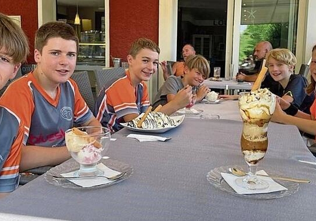 Verdiente Pause in der Trainingswoche: Tim Tschanz, Linus Häfelfinger, Lian Schneeberger, Thierry Singeisen, Lucas Earl, Severin Fischer (v.l.). Fotos: zVg