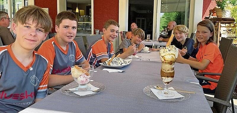 Verdiente Pause in der Trainingswoche: Tim Tschanz, Linus Häfelfinger, Lian Schneeberger, Thierry Singeisen, Lucas Earl, Severin Fischer (v.l.). Fotos: zVg