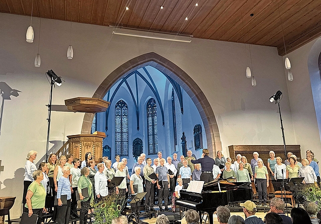 Timo Waldmeier dirigiert die Singstimmen Baselland. Foto: E. Bachmann