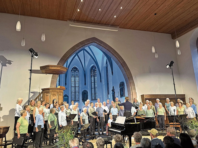 Timo Waldmeier dirigiert die Singstimmen Baselland. Foto: E. Bachmann