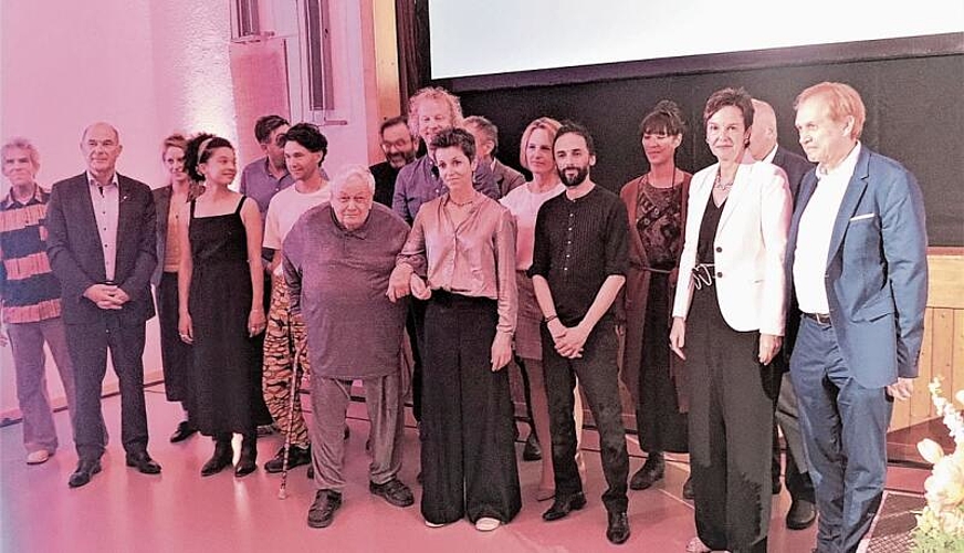 Am Schluss der Preisverleihung ein Gruppenbild mit Preisträgerinnen und Preisträgern aus den letzten drei Jahren und Politprominenz.Fotos: s. van riemsdijk