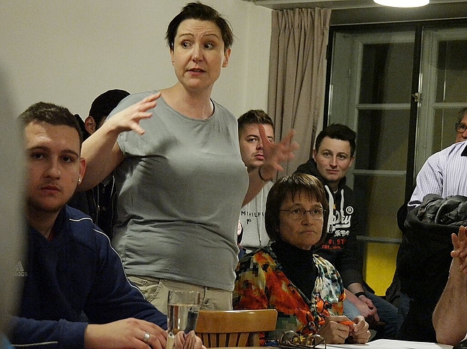 Tamara Binggeli, FaKo-Präsidentin informiert ihre Fasnächtler.
