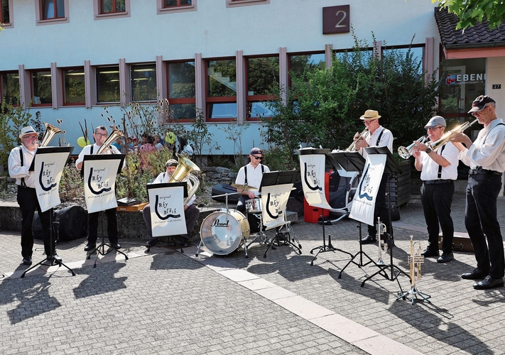 Unterhaltung mit der Liveband «Rhy Bläch». 